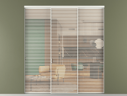 Алюминевая перегородка vn1+2_07_ Алюминий светло-серый Прозрачное оранжевое стекло, триплекс, 6мм. Цвет Алюминий светло-серый. Материал Алюминий в эмали. Коллекция Перегородка Formato внутри проёма трёхстворчатая. Картинка.