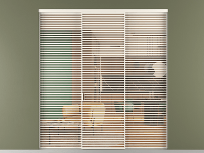 Алюминевая перегородка vn1+2_07_ Алюминий пудровый белый Прозрачное оранжевое стекло, триплекс, 6мм. Цвет Алюминий пудровый белый. Материал Алюминий в эмали. Коллекция Перегородка Formato внутри проёма трёхстворчатая. Картинка.